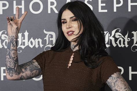 why is kat von d covering her tattoos|Kat Von D says shes spent almost 40 hours blacking。